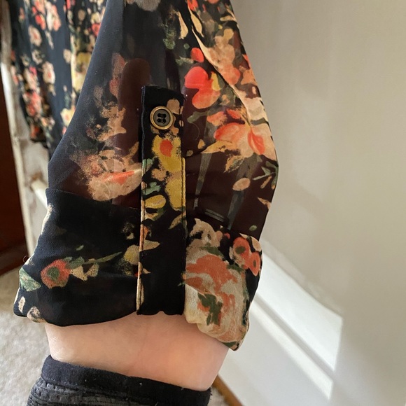 2/$15 Forever 21 Floral 3/4 Sleeved Top - Picture 4 of 5